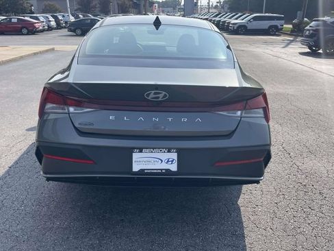 Certified 2025 Hyundai Elantra SE w/ Cargo Package FWD image 6