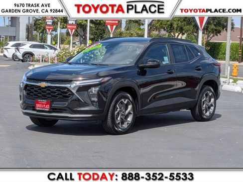 Used 2025 Chevrolet Trax LT FWD image 1