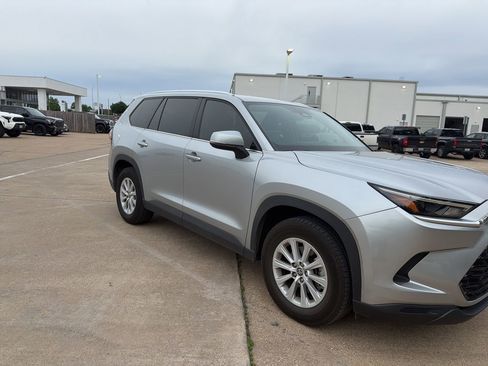 Used 2024 Toyota Grand Highlander FWD image 2