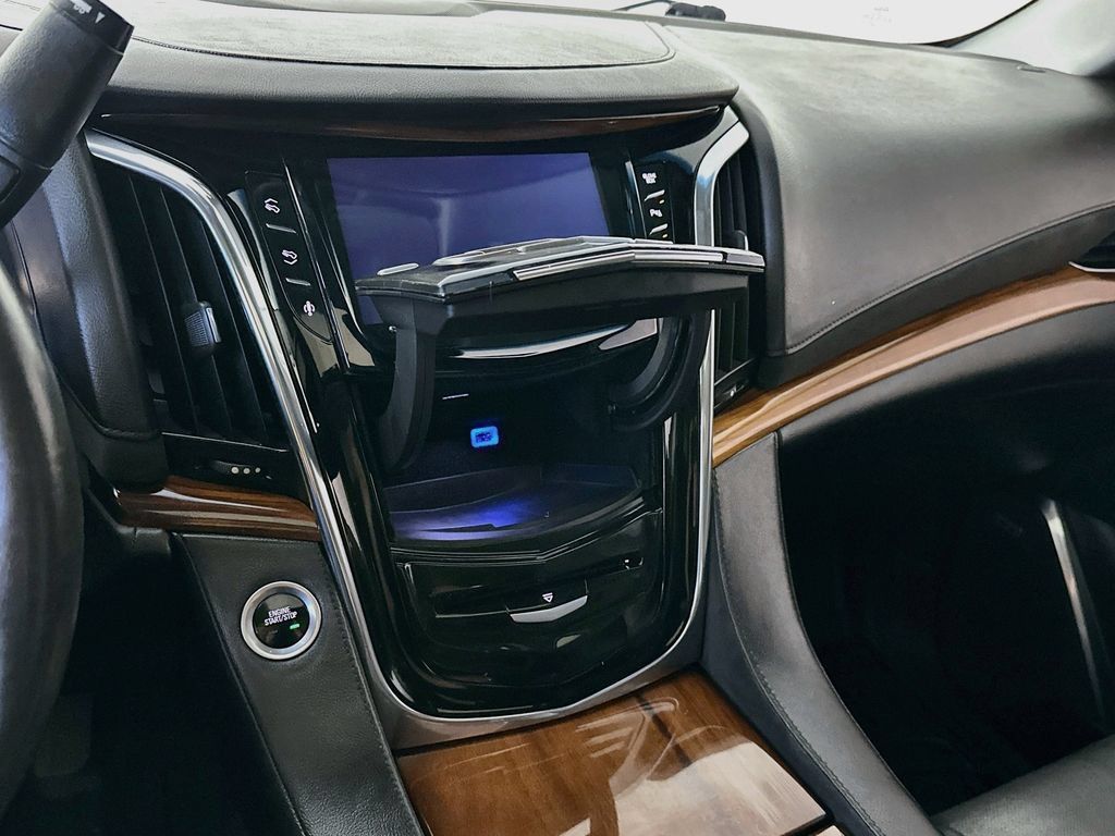 Used 2015 Cadillac Escalade Luxury AWD/4WD image 37