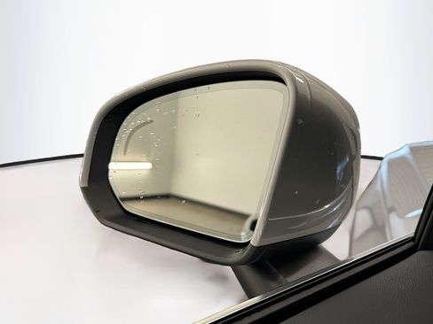 Used 2025 Volvo XC40 B5 Plus image 16