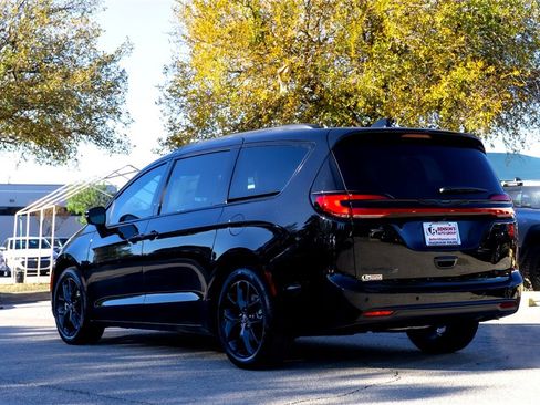 New 2026 Chrysler Pacifica Select w/ S Appearance Package image 6