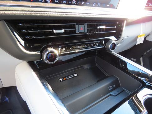 New 2026 Chevrolet Suburban Premier image 21