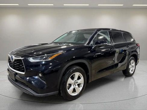 Used 2021 Toyota Highlander LE image 16