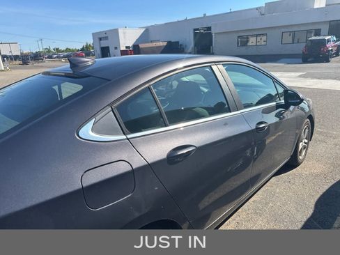 Used 2017 Chevrolet Cruze LT FWD image 11