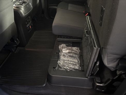 Used 2021 Nissan Titan SV w/ SV Convenience Package image 24