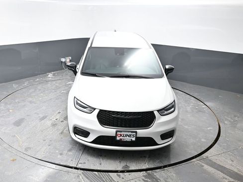 Used 2024 Chrysler Pacifica Select image 43