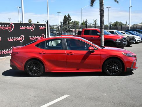 Used 2025 Toyota Camry SE FWD image 9