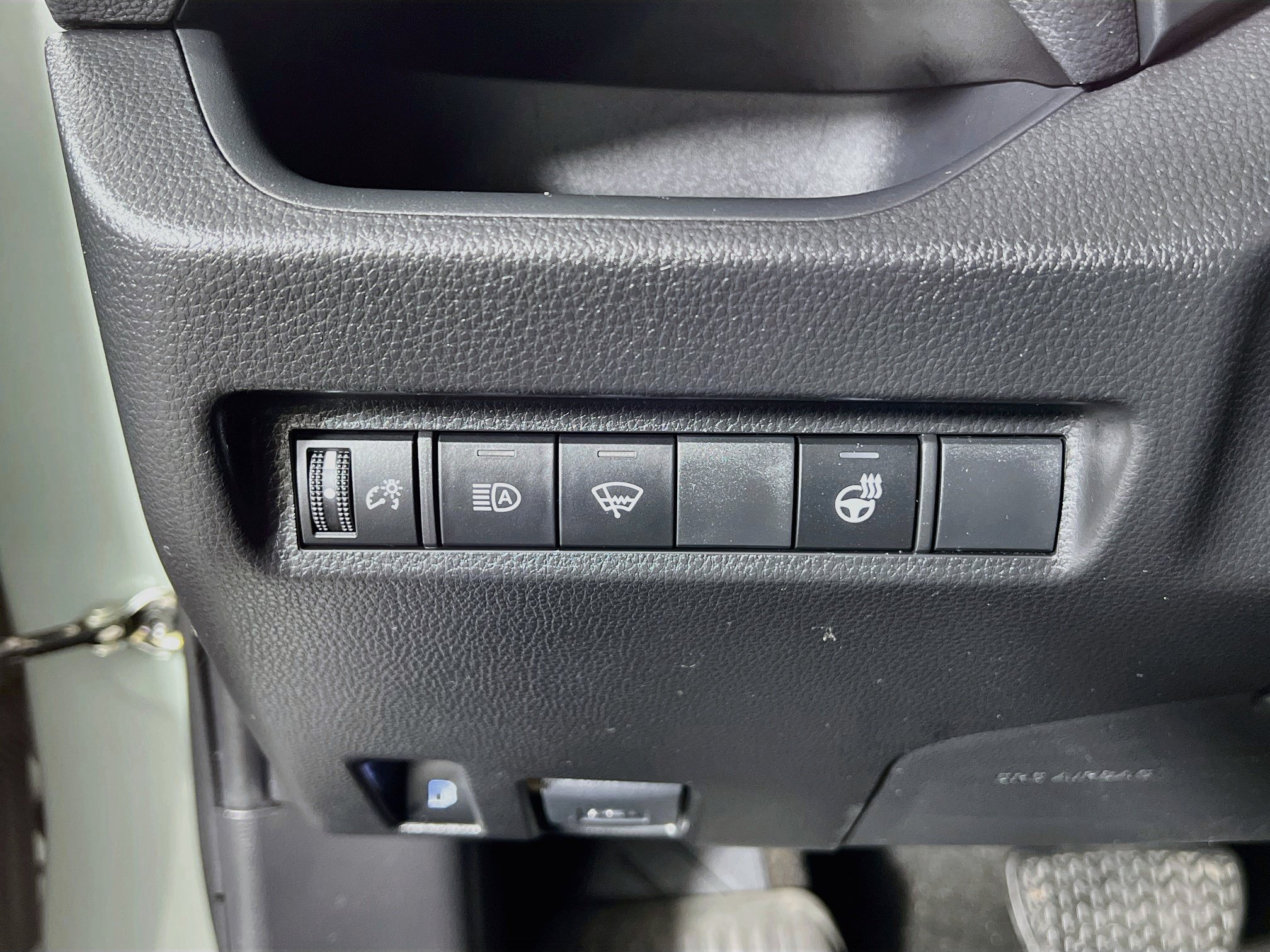 Certified 2021 Toyota RAV4 XLE w/ XLE Grade Weather Package AWD/4WD image 9