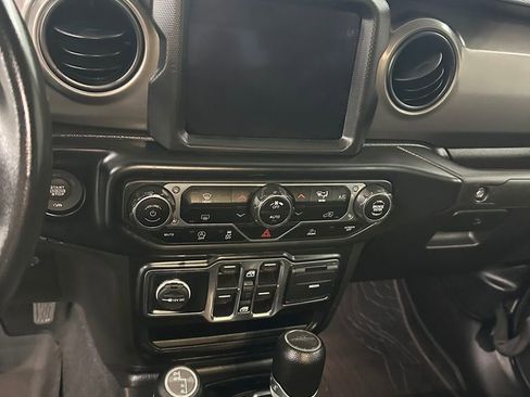 Used 2022 Jeep Gladiator Willys image 19