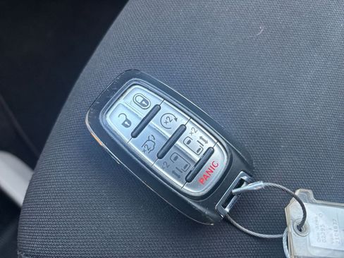 Used 2023 Chrysler Voyager LX image 22