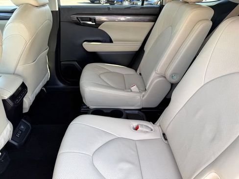 Used 2024 Toyota Highlander Limited FWD image 32