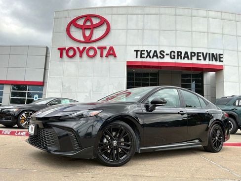 Used 2025 Toyota Camry SE FWD image 2