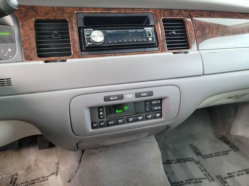 Used 2001 Lincoln Town Car Executive image 7