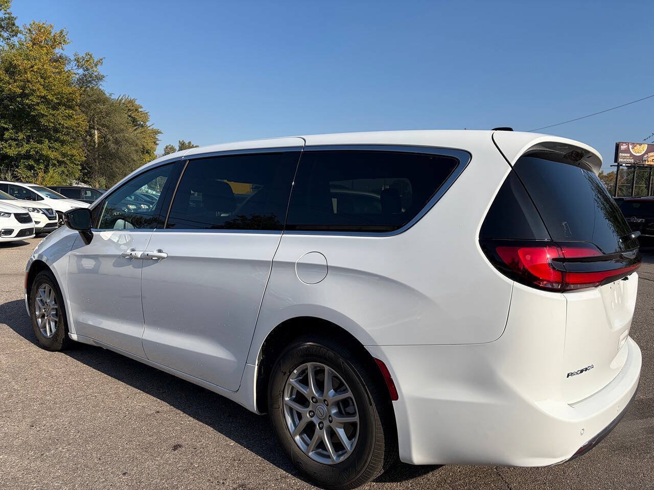 Used 2026 Chrysler Pacifica Select FWD image 7