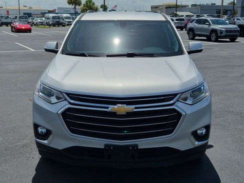 Used 2021 Chevrolet Traverse LT FWD image 2