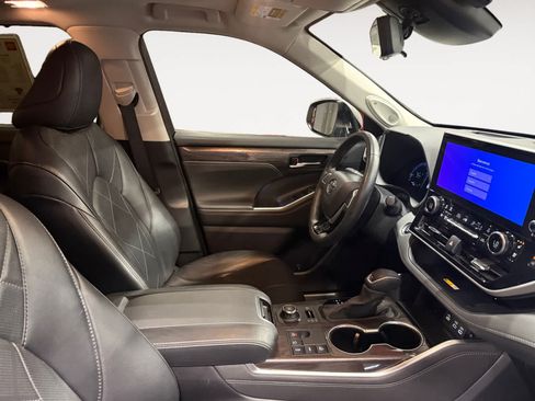 Used 2024 Toyota Highlander Platinum AWD/4WD image 16