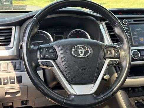 Used 2018 Toyota Highlander Limited Platinum AWD/4WD image 17