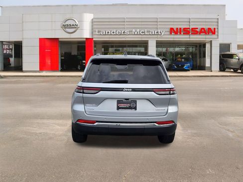 Used 2023 Jeep Grand Cherokee Laredo image 4