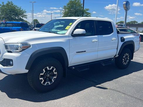 Used 2017 Toyota Tacoma TRD Off-Road AWD/4WD image 14
