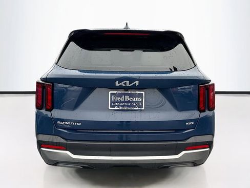 Used 2025 Kia Sorento S image 7