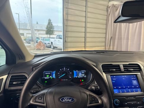 Used 2020 Ford Fusion SE image 22