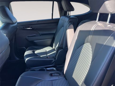 Used 2024 Toyota Highlander XSE image 13