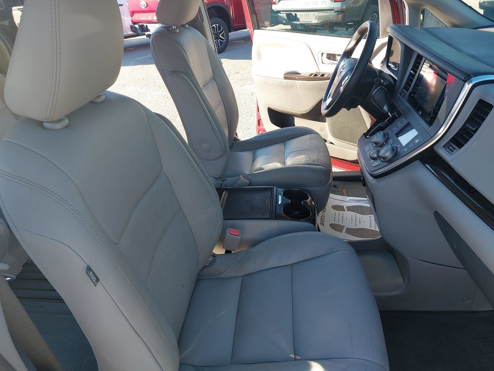 Used 2016 Toyota Sienna XLE Premium FWD image 10
