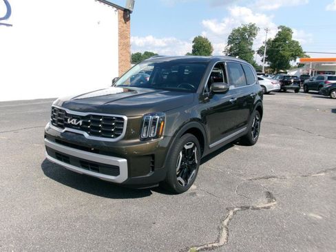 Used 2025 Kia Telluride S FWD image 2
