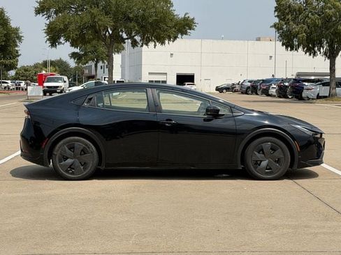 Used 2024 Toyota Prius LE FWD image 3