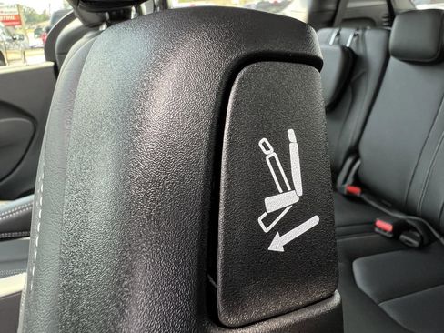 New 2025 Chrysler Pacifica Select w/ Uconnect Theater Family Group image 37