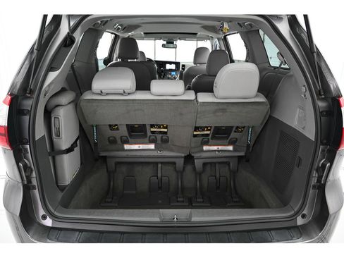 Used 2018 Toyota Sienna XLE image 50