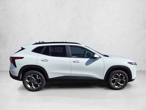 Used 2025 Chevrolet Trax LT FWD image 4
