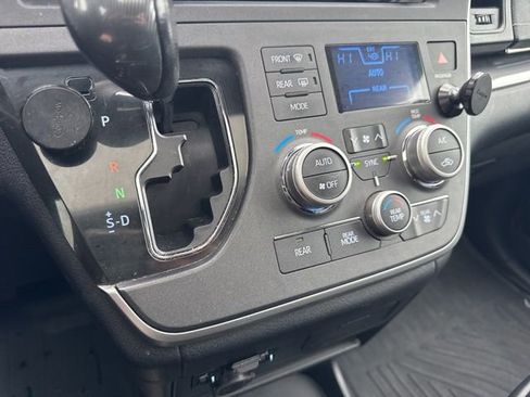 Used 2020 Toyota Sienna SE w/ SE Preferred Package image 4