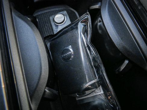 Used 2025 Volvo XC60 B5 Plus image 36