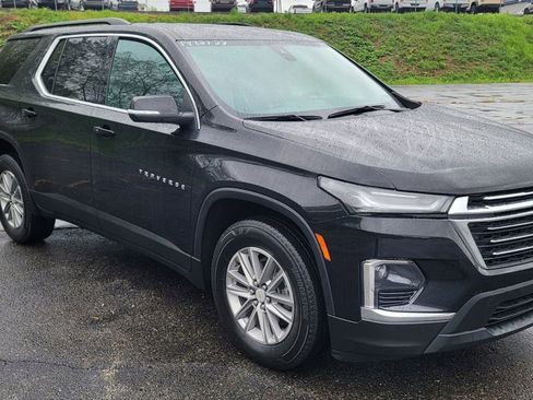 Used 2023 Chevrolet Traverse LT image 2