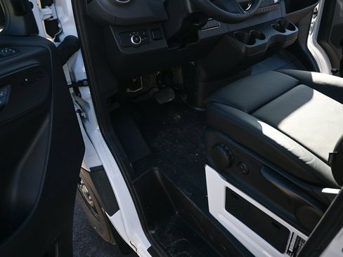 Used 2025 Mercedes-Benz Sprinter 2500 image 7