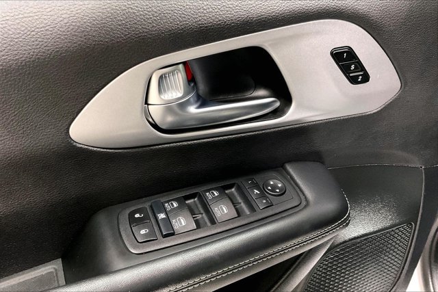 Used 2025 Chrysler Pacifica Limited FWD image 40