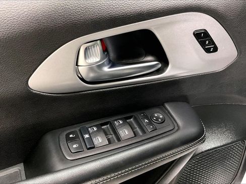 Used 2025 Chrysler Pacifica Limited FWD image 40