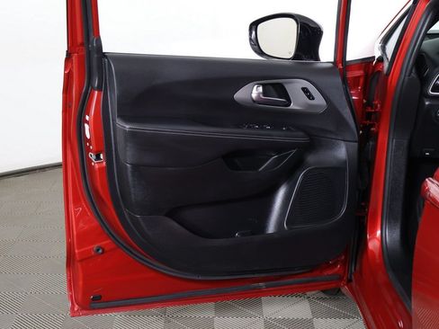 Used 2025 Chrysler Pacifica Select FWD image 24