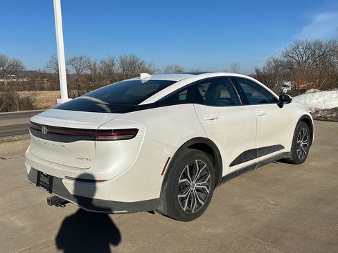 Used 2023 Toyota Crown Limited image 5