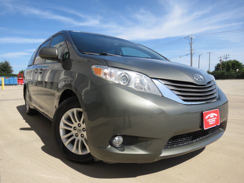 Used 2011 Toyota Sienna XLE w/ XLE Navigation Pkg FWD image 2