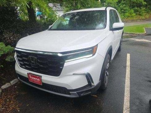 Used 2025 Honda Pilot Touring image 4