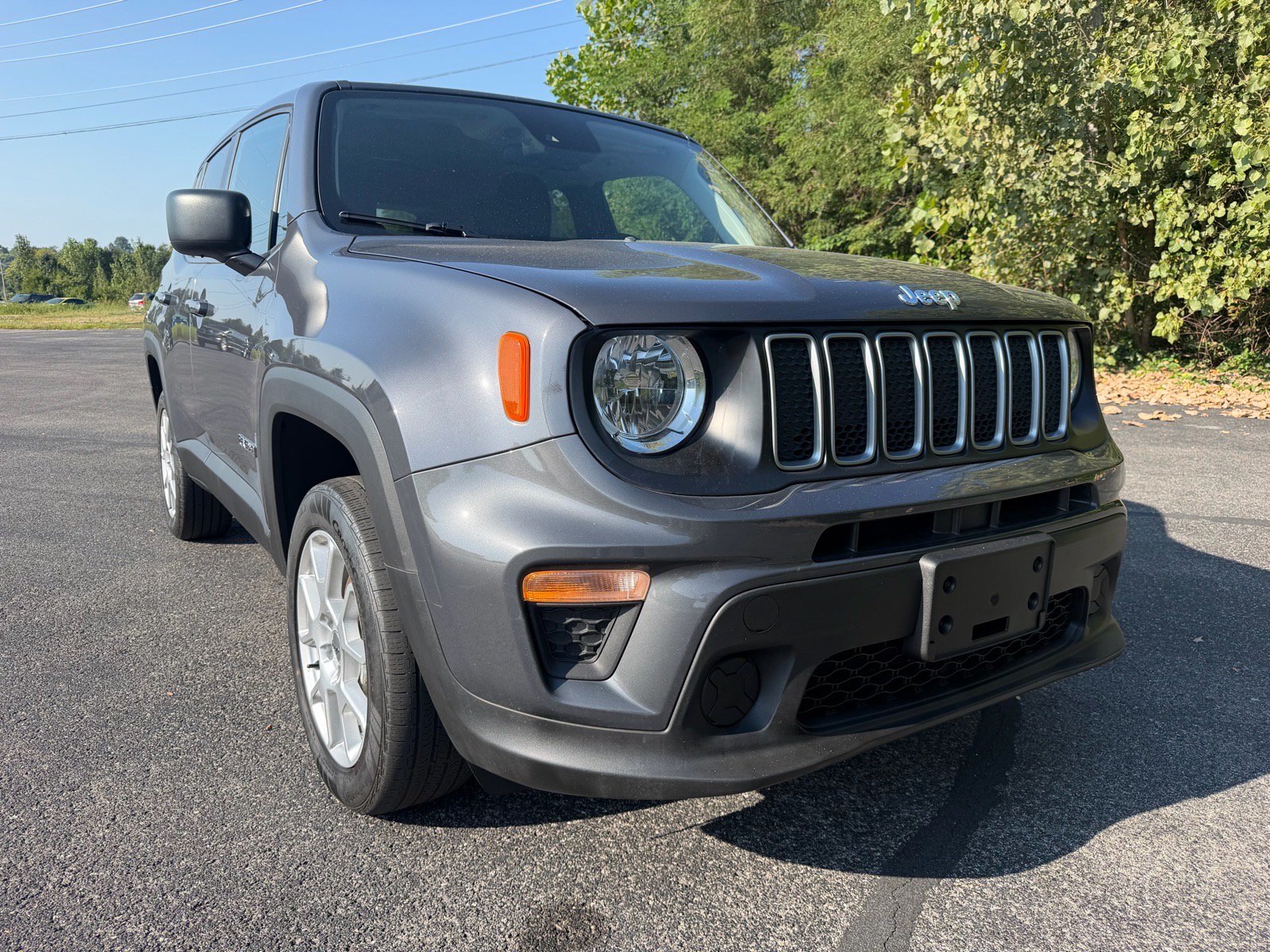 Used 2023 Jeep Renegade Latitude AWD/4WD image 3