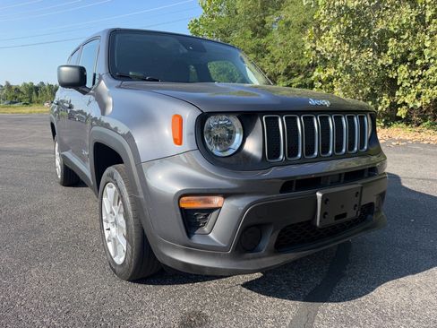 Used 2023 Jeep Renegade Latitude AWD/4WD image 3