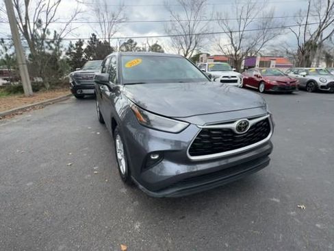 Used 2024 Toyota Highlander LE image 5