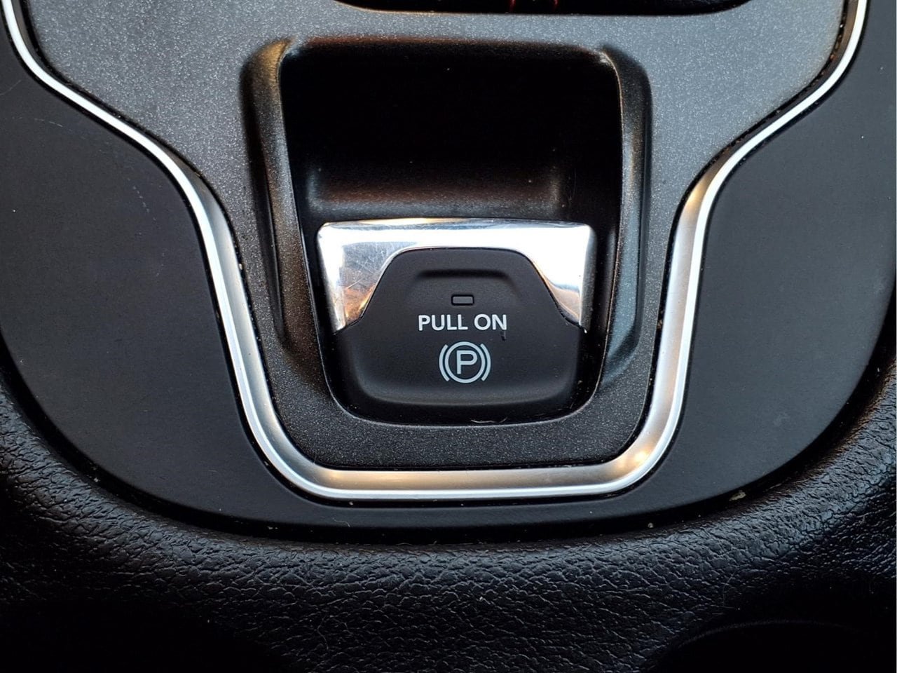 Used 2020 Jeep Cherokee Trailhawk w/ Cold Weather Group AWD/4WD image 18