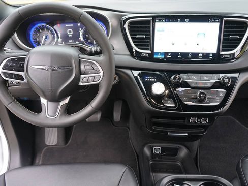 Used 2025 Chrysler Pacifica Select FWD image 18