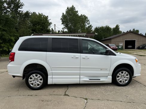 Used 2016 Dodge Grand Caravan SE w/ Quick Order Package 29E SE FWD image 7