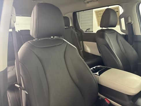 Used 2024 Kia Carnival EX image 28